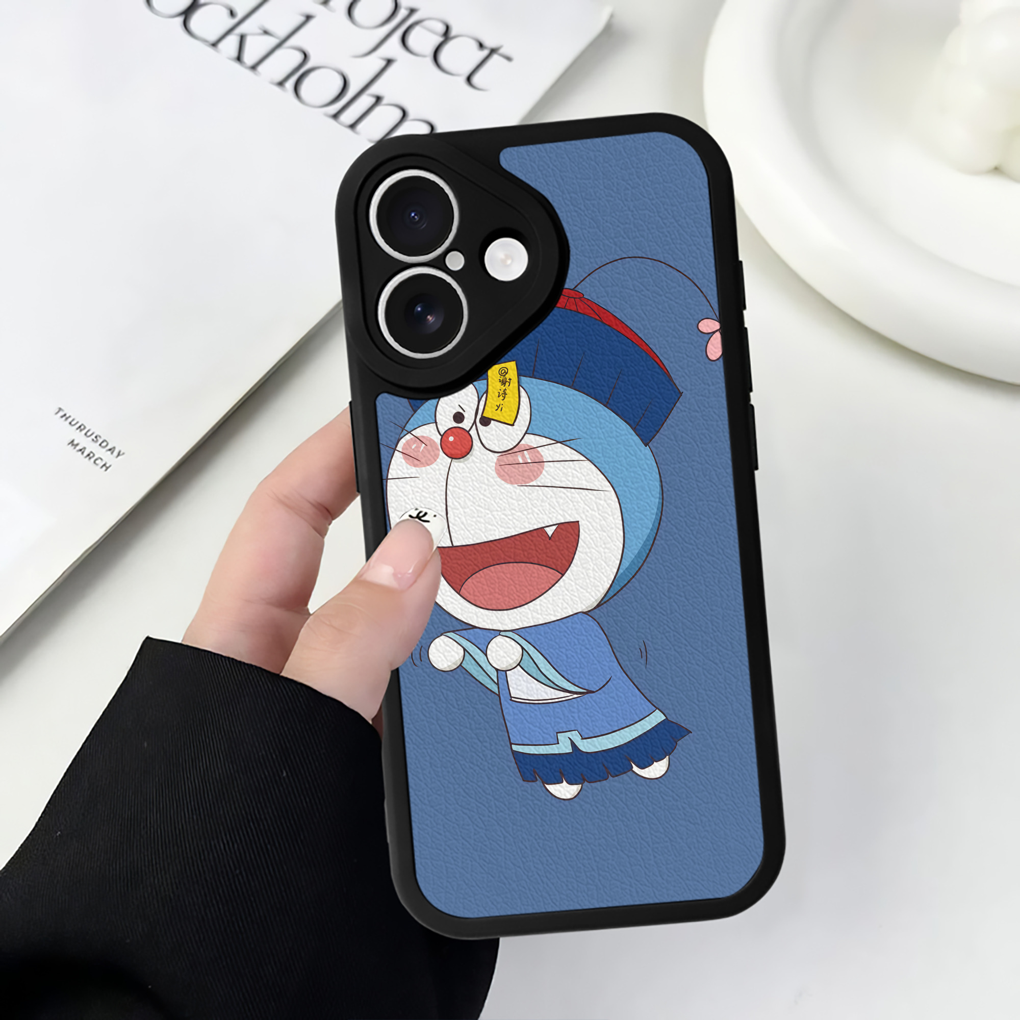 （画像用） ドラえもん Doraemon 【iPhone 16シリーズ対応】シリコンスマホケース（レザー調） 材質：シリコン